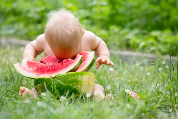 Criança bonito, menino, comendo melancia madura no jardim — Fotografia de Stock