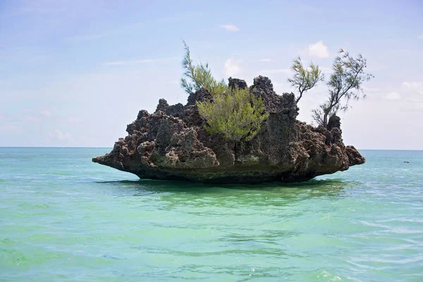 Roccia di cristallo vicino all'isola di Benitiers Mauritius — Foto Stock