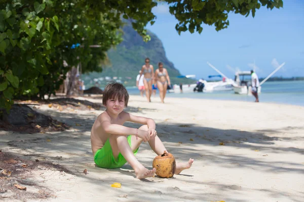 可爱的孩子，坐在海滩上的椰子，享受 — 图库照片