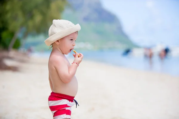 Dolce bambino ragazzo, giocare in acque poco profonde su una spiaggia tropicale — Foto Stock