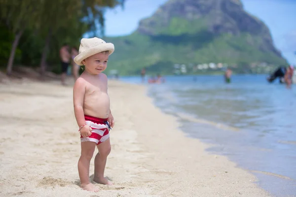 Petit garçon doux, jouant en eau peu profonde sur une plage tropicale — Photo