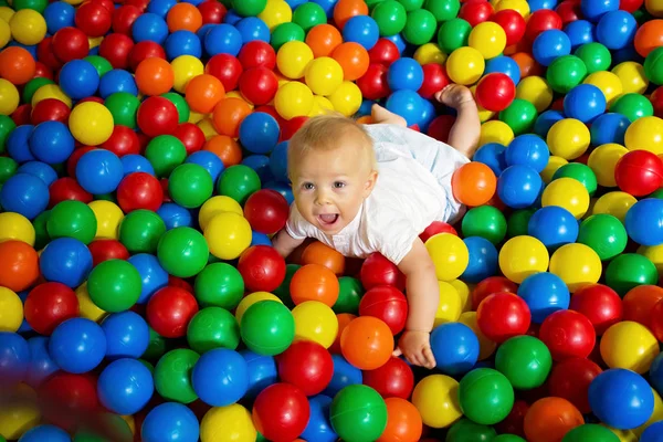 Sevimli yürümeye başlayan çocuk, çocuk, çocuklar p renkli topları oynuyor