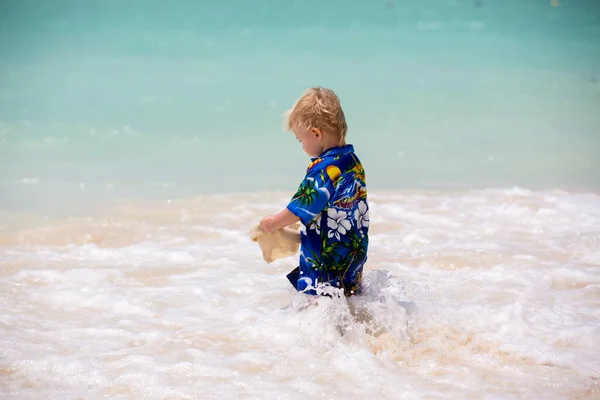 Adorable niño en vacaciones de verano resort en Mauricio, casu — Foto de Stock