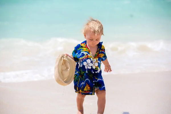 Urocza chłopiec maluch w letnim kurorcie wakacyjnym na Mauritiusie, casu — Zdjęcie stockowe