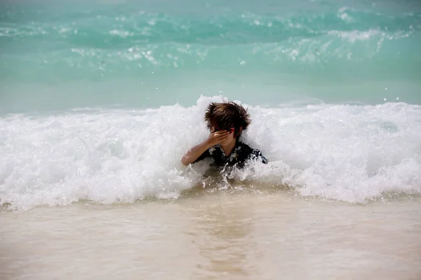 Niños preescolares adorables, chicos, divirtiéndose en la playa del océano. Ex. — Foto de Stock