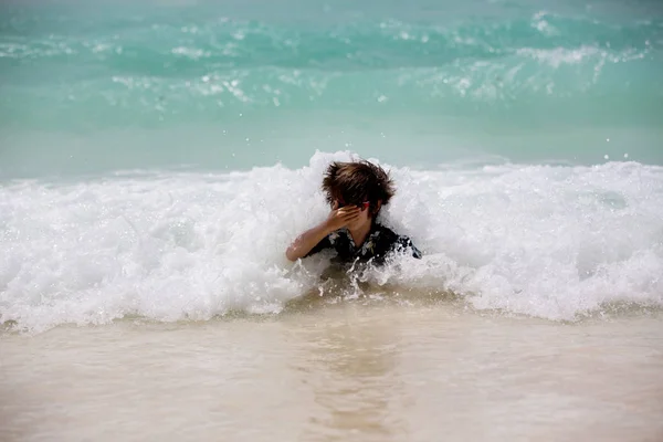 Schattig Preschool kinderen, jongens, plezier hebben op Ocean Beach. Ex — Stockfoto