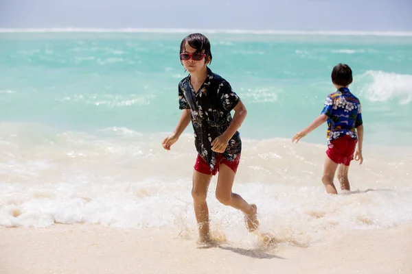 Adorables enfants d'âge préscolaire, garçons, s'amuser sur la plage de l'océan. Ex. — Photo