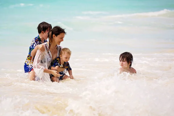 Μητέρα και παιδί που παίζουν στην τροπική παραλία. Οικογενειακή θάλασσα καλοκαιρινό VA — Φωτογραφία Αρχείου
