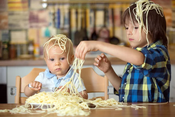 Kleiner Junge und sein älterer Bruder, Kleinkind, Wellness essen — Stockfoto