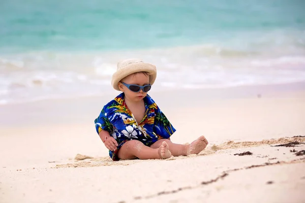 Bébé garçon mignon jouant avec des jouets de plage sur la plage tropicale — Photo