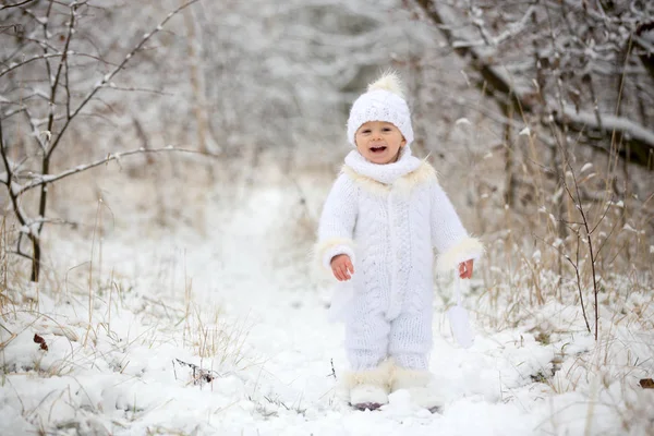 Cute Little Boy chłopiec i jego starsi bracia, grając na zewnątrz — Zdjęcie stockowe