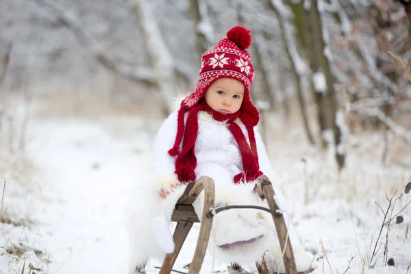 Mignon petit garçon tout-petit et ses frères aînés, jouer à l'extérieur — Photo