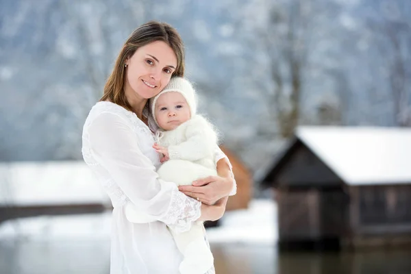 白いドレスとかわいい赤ちゃんニット 1 少年の美しい母 — ストック写真