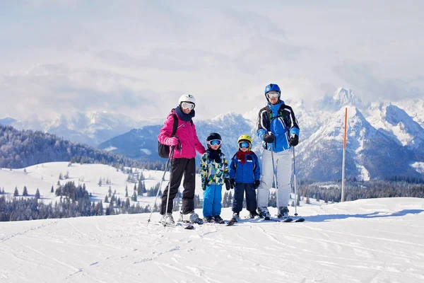 Jonge gelukkig gezin met twee kinderen, jongen broers, Skiën in A — Stockfoto