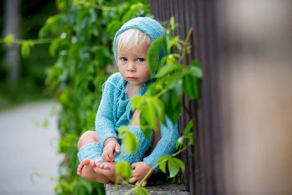 Mooie portret van peuter jongen met handgemaakte gebreide outfit a — Stockfoto
