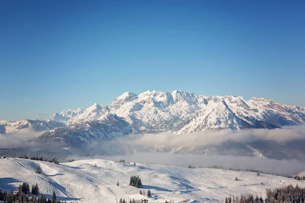 Paysage paysager dans les Apls autrichiens dans le domaine skiable, neige d'hiver lan — Photo