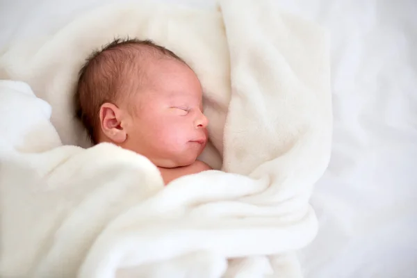 Newborn baby laying in crib in prenatal hospital — Stock Photo, Image