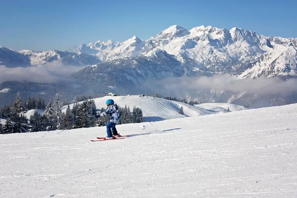 Mignon enfant d'âge préscolaire, garçon, ski heureux en autrichien Apls — Photo