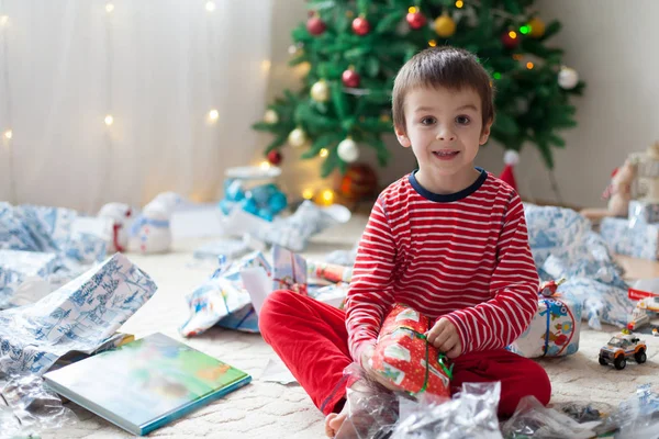 2 つの甘い男の子のオープニングをクリスマスの日にプレゼントします。 — ストック写真