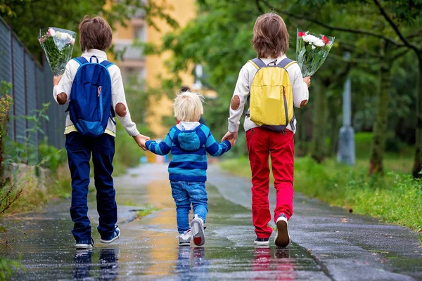 Mutlu okul çocukları, çiçek buketi tutan, scho gidiyor — Stok fotoğraf