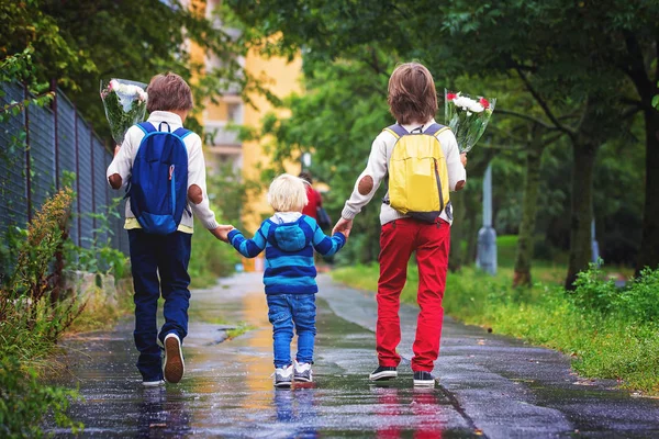 Mutlu okul çocukları, çiçek buketi tutan, scho gidiyor — Stok fotoğraf