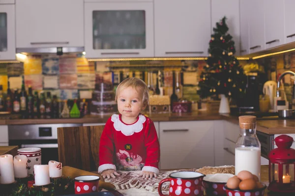 Dulce niño pequeño, muchacho, ayudando a mamá a preparar el cocinero de Navidad — Foto de Stock