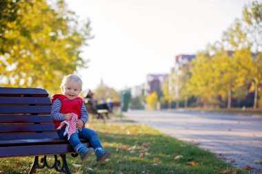Mutlu küçük çocuk, bebek çocuk, gülerek ve yatıştırıcı ile oynuyor