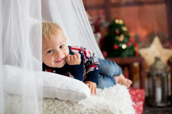 小さな赤ちゃんの幼児の男の子、ホーでクリスマスの飾り付けで遊ぶ — ストック写真