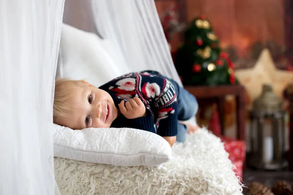 Lilla barnet barn pojke, leker med juldekoration på Ho — Stockfoto
