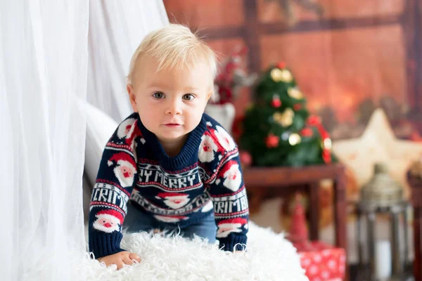 Kleine baby peuter jongen, spelen met kerst decoratie op Ho — Stockfoto