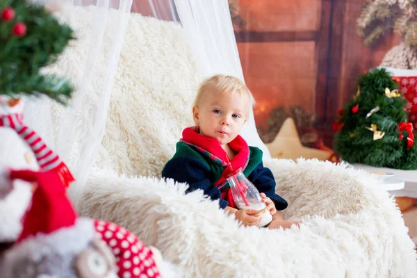 Baby pojke, Söt barn, klädd i Santa Claus Robe sitter i Rockin — Stockfoto