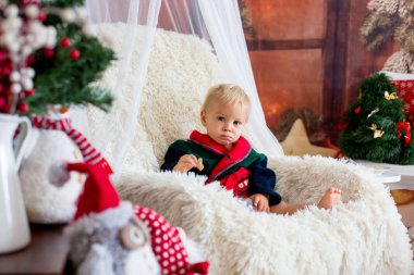 Bebek çocuk, sevimli çocuk, rockin oturan noel baba bornoz giyiyor