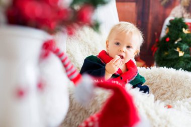 Bebek çocuk, sevimli çocuk, rockin oturan noel baba bornoz giyiyor