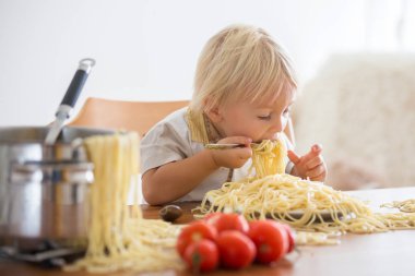 Küçük bebek çocuk, küçük çocuk, öğle yemeği ve m için spagetti yeme