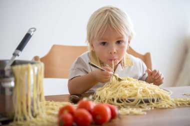 Küçük bebek çocuk, küçük çocuk, öğle yemeği ve m için spagetti yeme