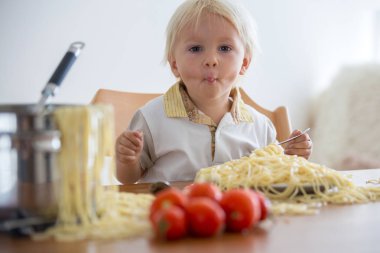 Küçük bebek çocuk, küçük çocuk, öğle yemeği ve m için spagetti yeme
