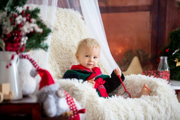 Bambino, bambino carino, con indosso l'accappatoio di Babbo Natale seduto in rocca — Foto Stock