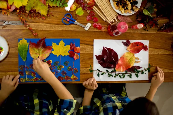 子どもたち、接着剤、はさみ、塗料を使って葉を塗り、 — ストック写真