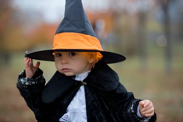 Kinderen met plezier met Halloween gesneden pompoen in een park, wea — Stockfoto