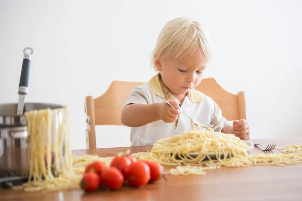 Liten baby pojke, småbarn barn, äta spaghetti för lunch och m — Stockfoto