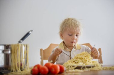 Küçük bebek çocuk, küçük çocuk, öğle yemeği ve m için spagetti yeme