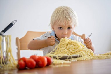 Küçük bebek çocuk, küçük çocuk, öğle yemeği ve m için spagetti yeme