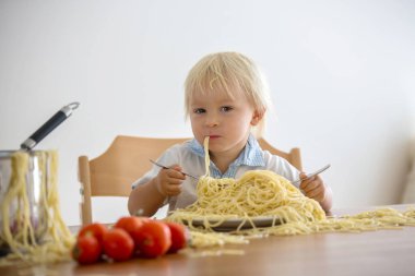 Küçük bebek çocuk, küçük çocuk, öğle yemeği ve m için spagetti yeme