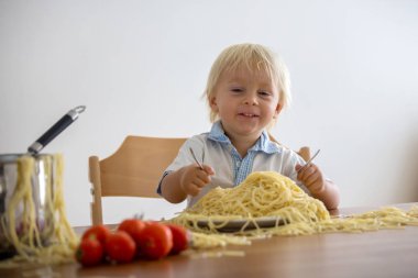 Küçük bebek çocuk, küçük çocuk, öğle yemeği ve m için spagetti yeme