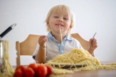 Küçük bebek çocuk, küçük çocuk, öğle yemeği ve m için spagetti yeme