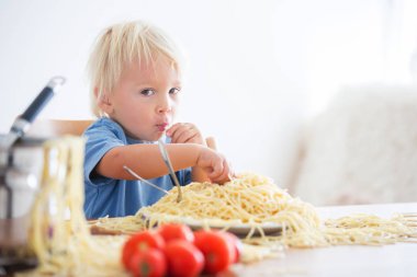 Küçük bebek çocuk, küçük çocuk, öğle yemeği ve m için spagetti yeme