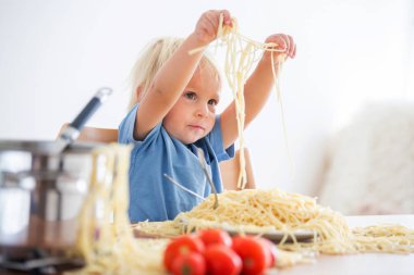 Küçük bebek çocuk, küçük çocuk, öğle yemeği ve m için spagetti yeme