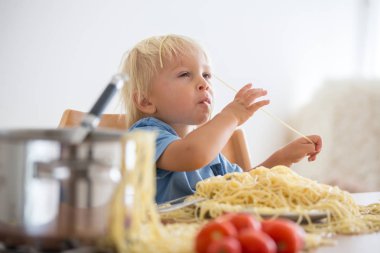 Küçük bebek çocuk, küçük çocuk, öğle yemeği ve m için spagetti yeme