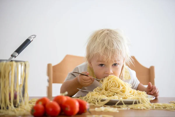 Bambino piccolo, bambino piccolo, mangiare spaghetti a pranzo e m — Foto Stock