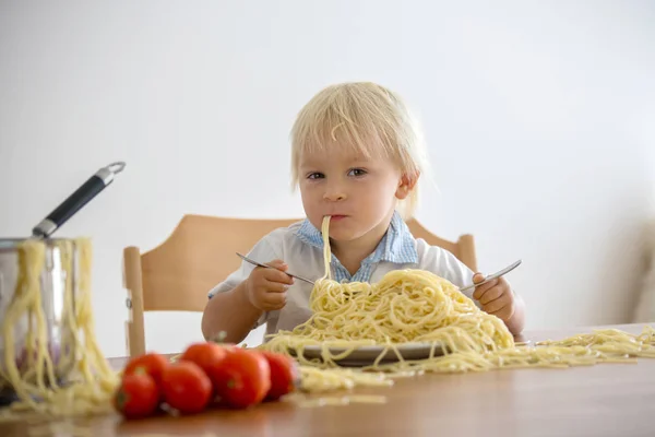 Niño pequeño, niño pequeño, comiendo espaguetis para el almuerzo y m —  Fotos de Stock